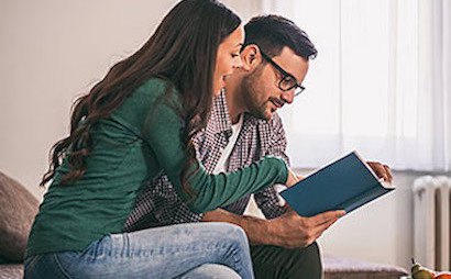 parents reading parenting advice together